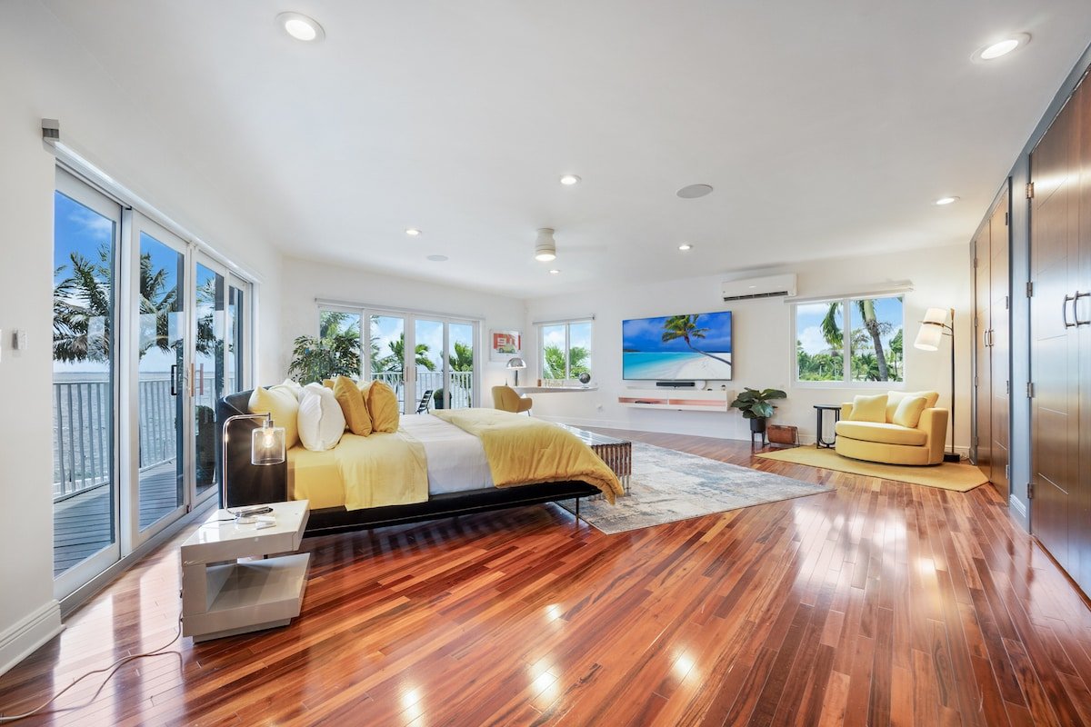 Bayfront Villa Heated Pool Amazing Views and Beach gallery image 3