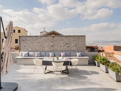 Urban Chic Home with Cityscape Vistas