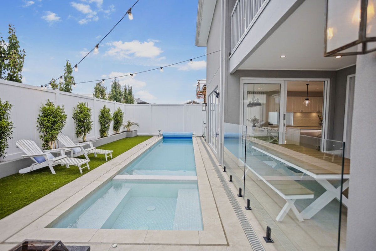 Hamptons in Torquay – 5 bath, Pool, Spa & Theatre! gallery image 3