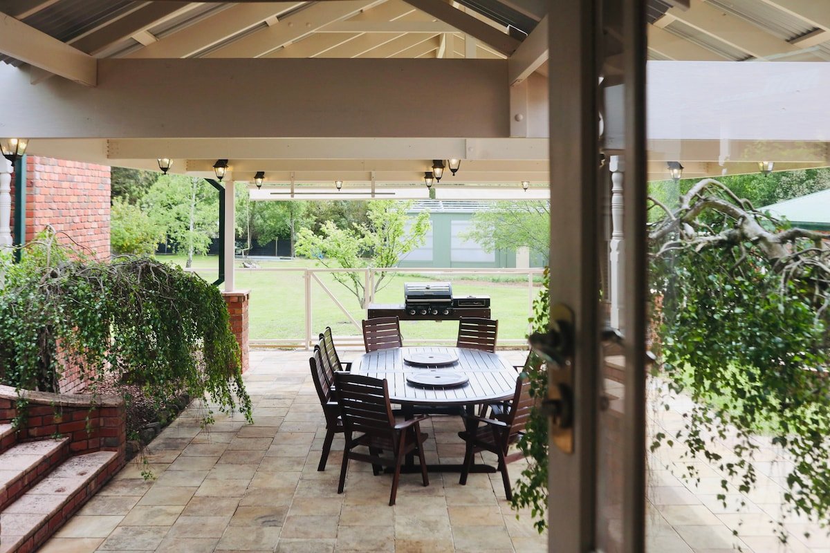 Yarraview: 5BR country home, superb location gallery image 5