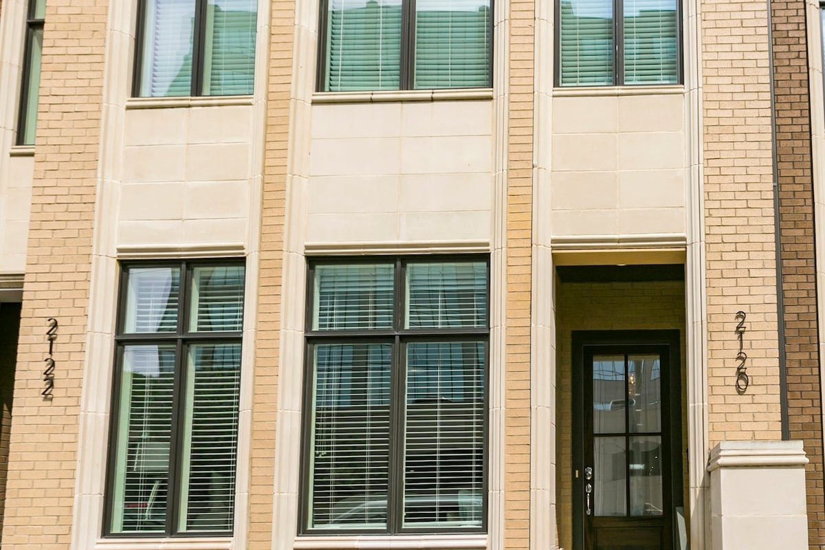 The Kings Palace – 1 mile to Broadway/Sleeps 12! gallery image 5