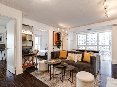 Luxury 3BR Condo: Near MTCC & CN Tower + Parking