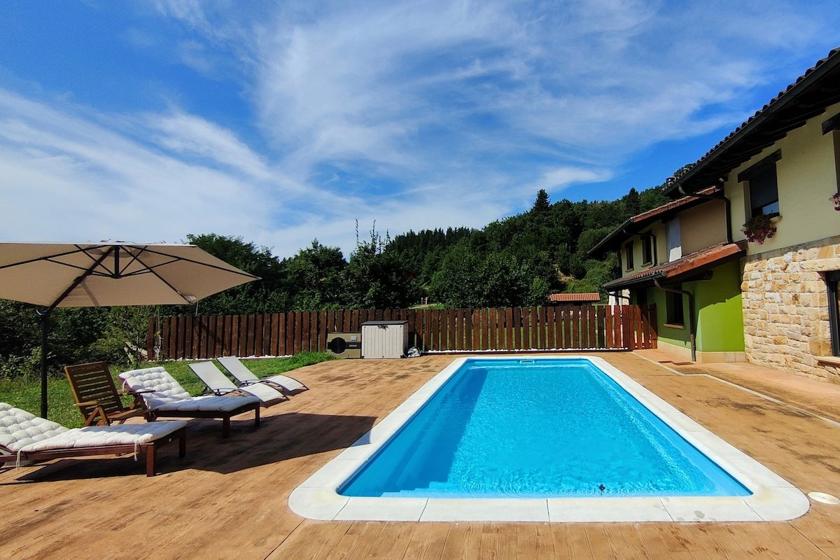 Chalet con piscina climatizada en naturaleza gallery image 2