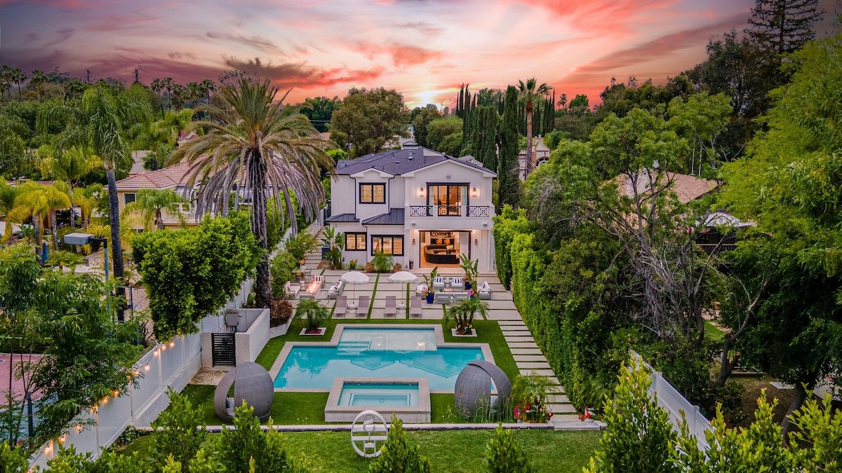 Luxe Tarzana Farmhouse w/ Relaxing Poolside Oasis