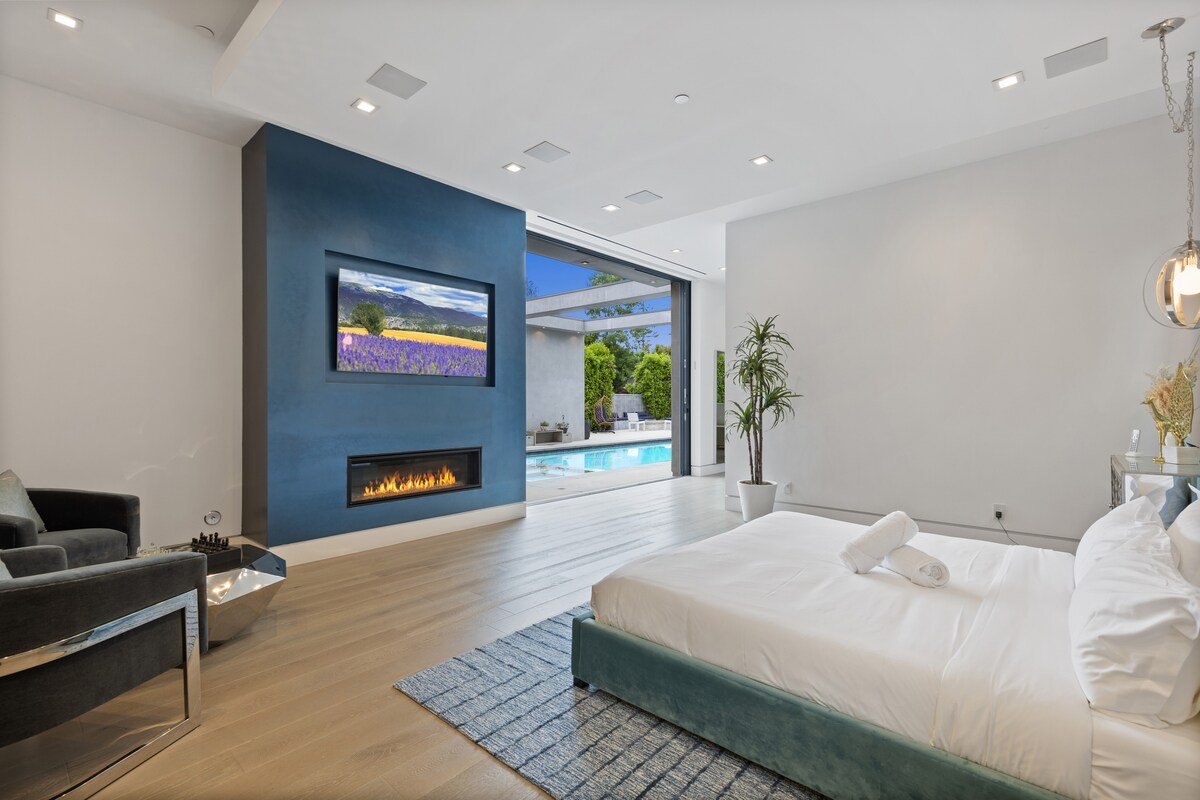 Luxury Estate Retreat with Private Backyard Oasis gallery image 4