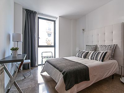 Sleeps 20 off Paseo de Gracia