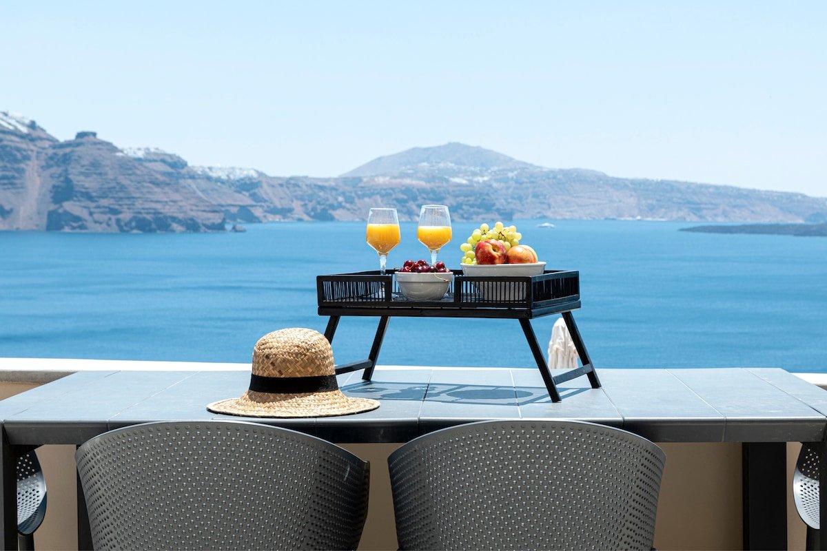 The Caldera View villa in Oia with Hot Tub gallery image 4
