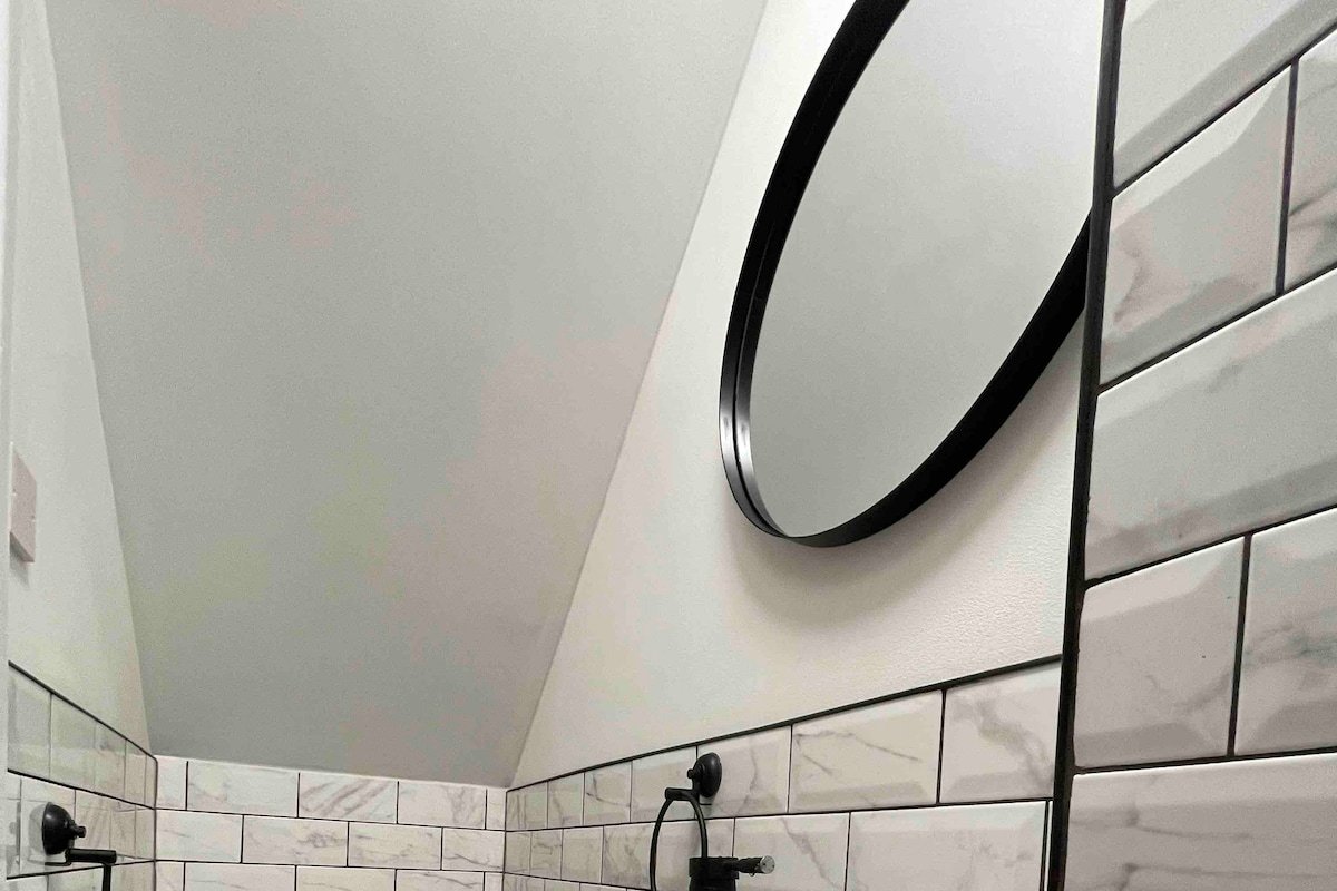 Cheerful 5-bedroom townhouse with free parking gallery image 4