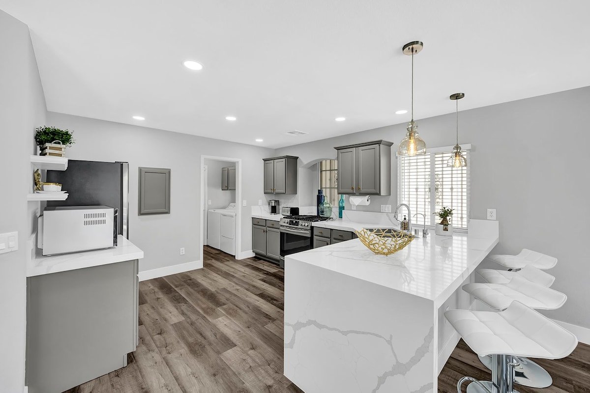 Modern 4 bedroom w/ pool,parking, patio,and grill gallery image 5