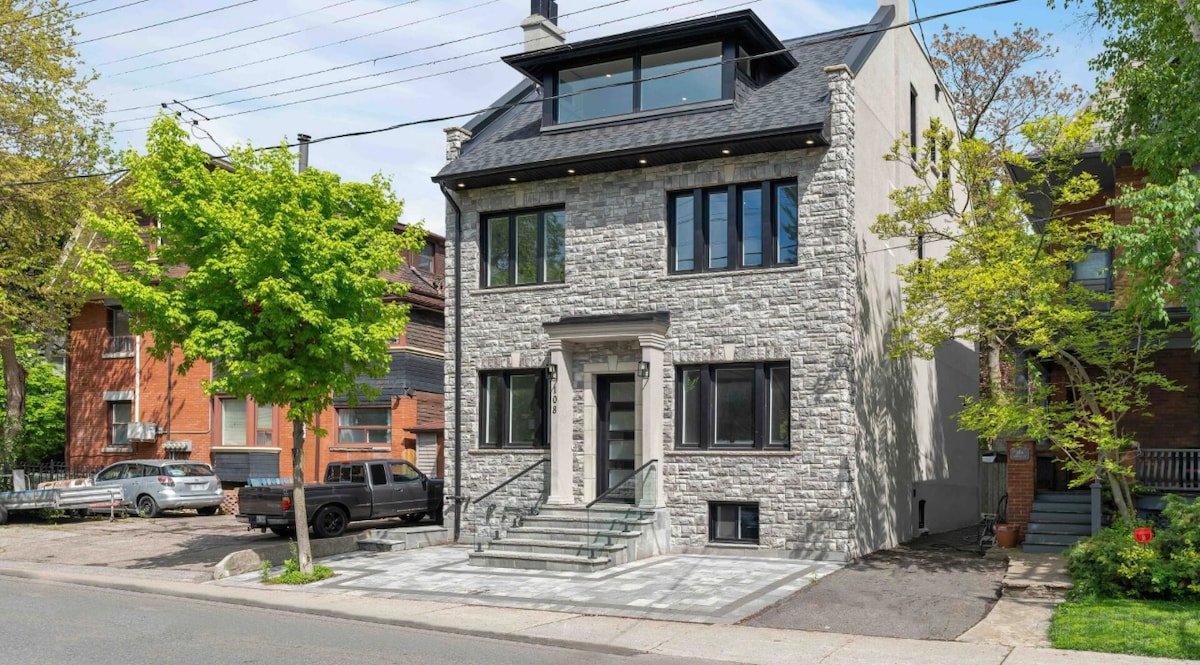 *NEW* 6 BR Luxury Stay Steps Away from Yorkville gallery image 4