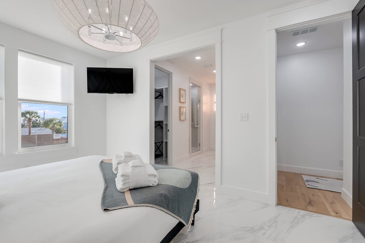 LUX “The Ohana” Pvt Pool, Golf Cart, Steps 2 Beach gallery image 3