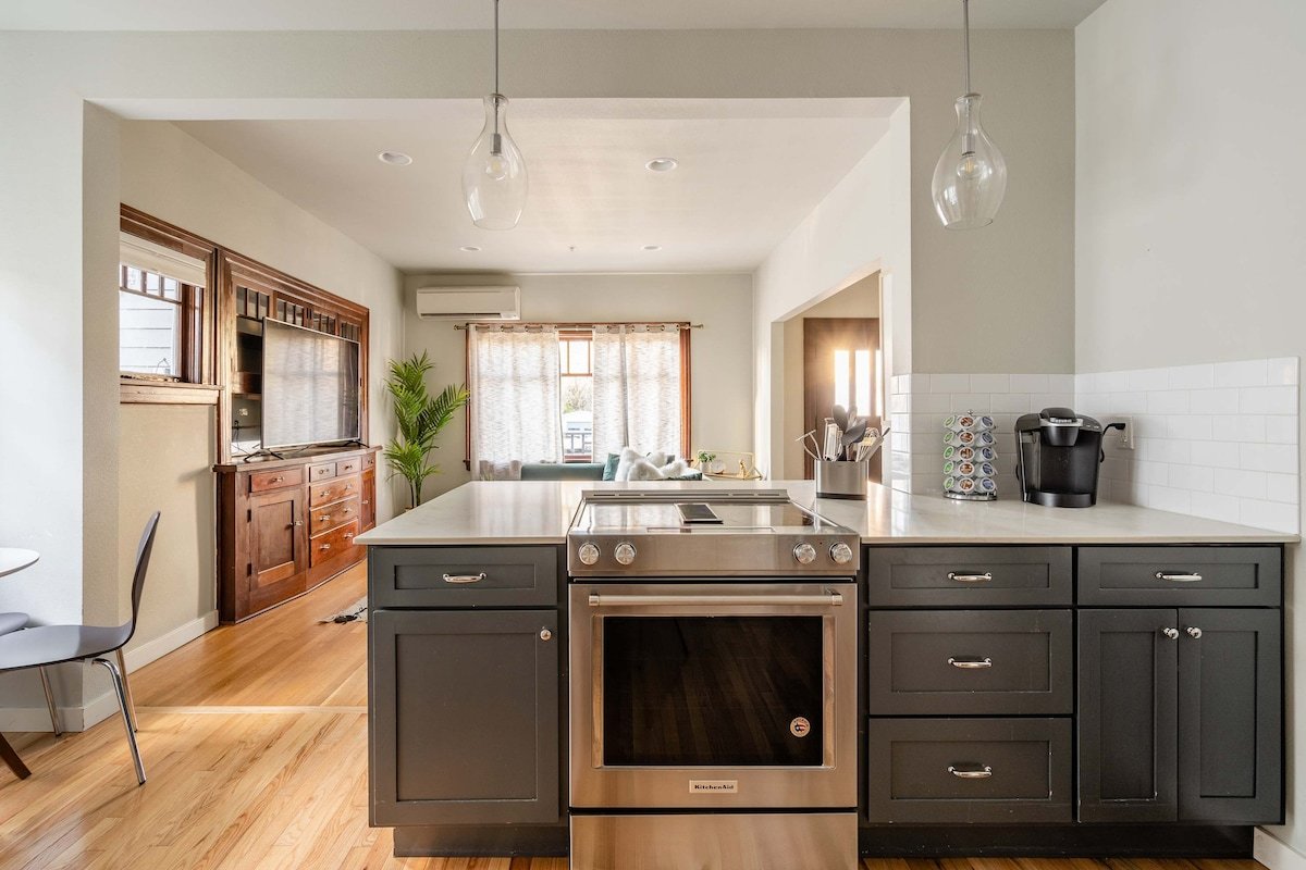 Perfect for Groups – Trendy Area – 4BR – Sleeps 8 gallery image 4