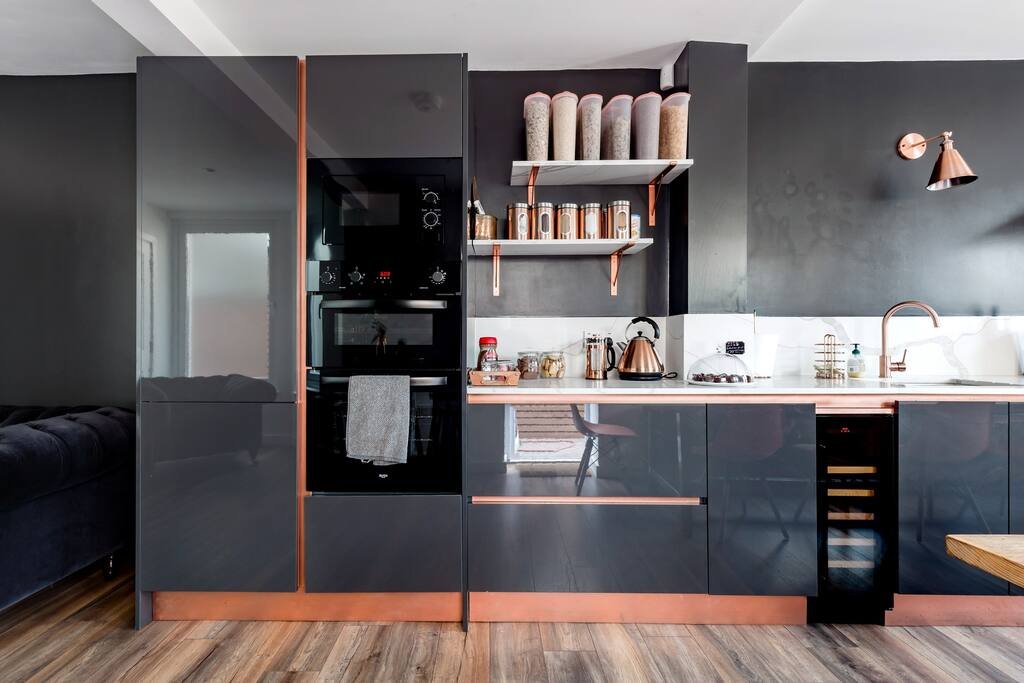 Magnificent House – Up To 22 Guests + PATIO – Tube gallery image 3