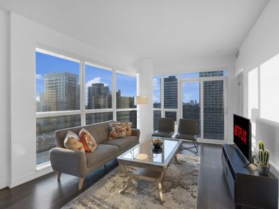 Spacious 3BR – Free Parking – 5 min walk to Subway