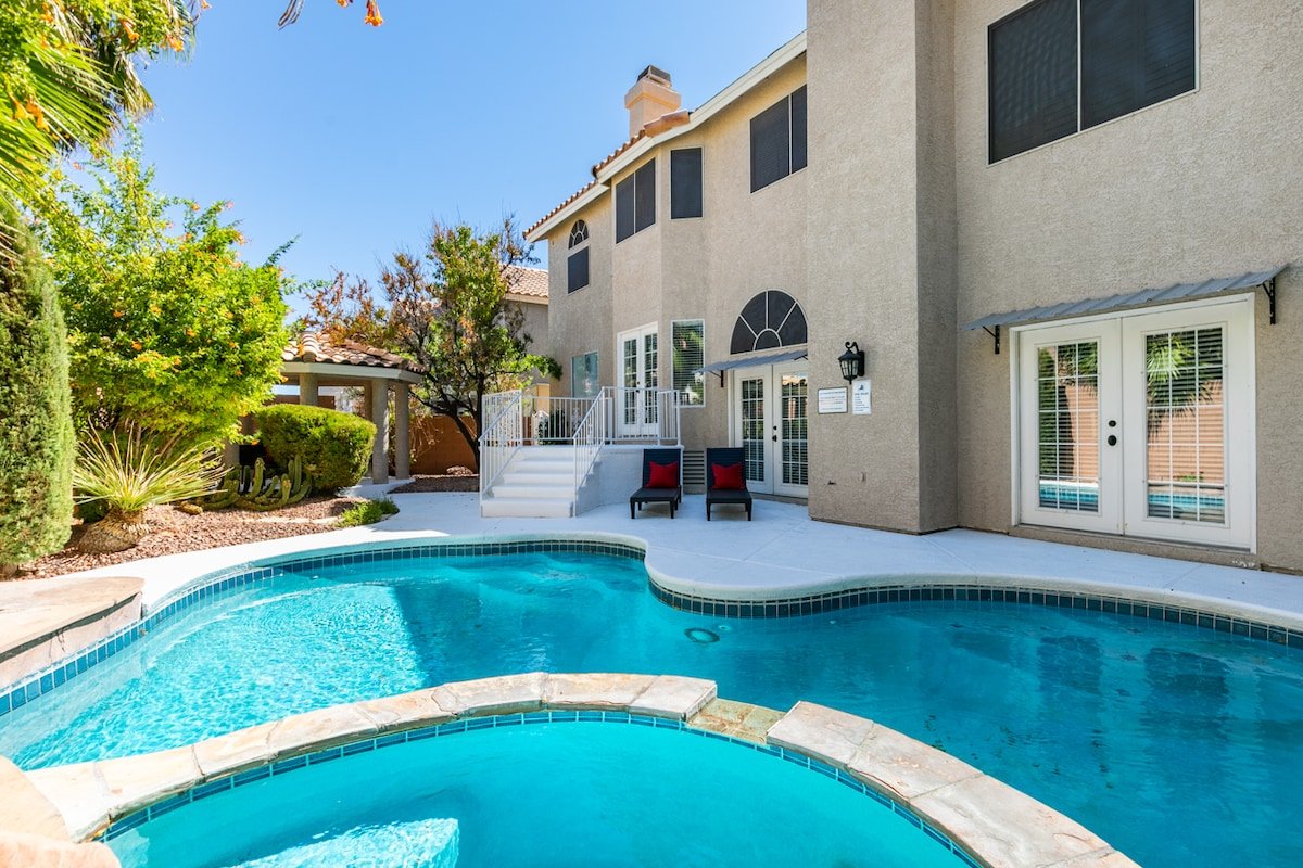 Spacious 5BR w/Optional Heated Pool Near Strip gallery image 3