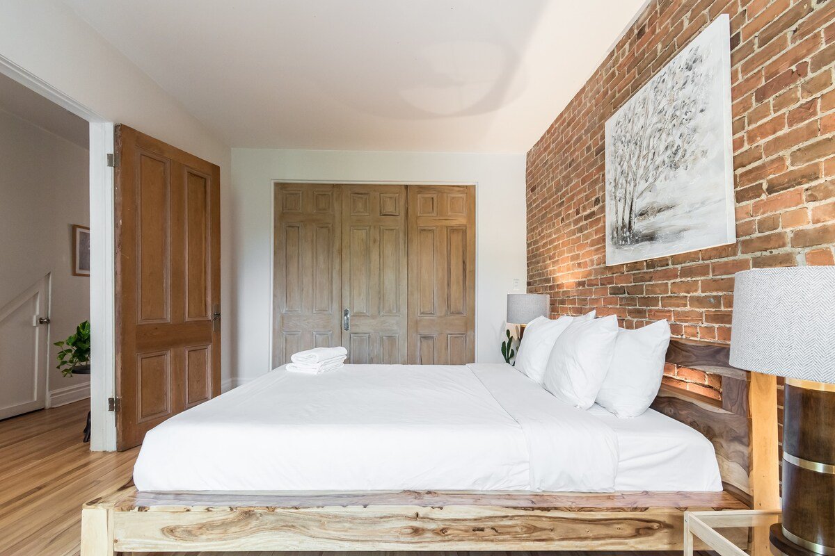 Charming 3BDR Downtown – 2 Levels, 2 Bathrooms gallery image 5