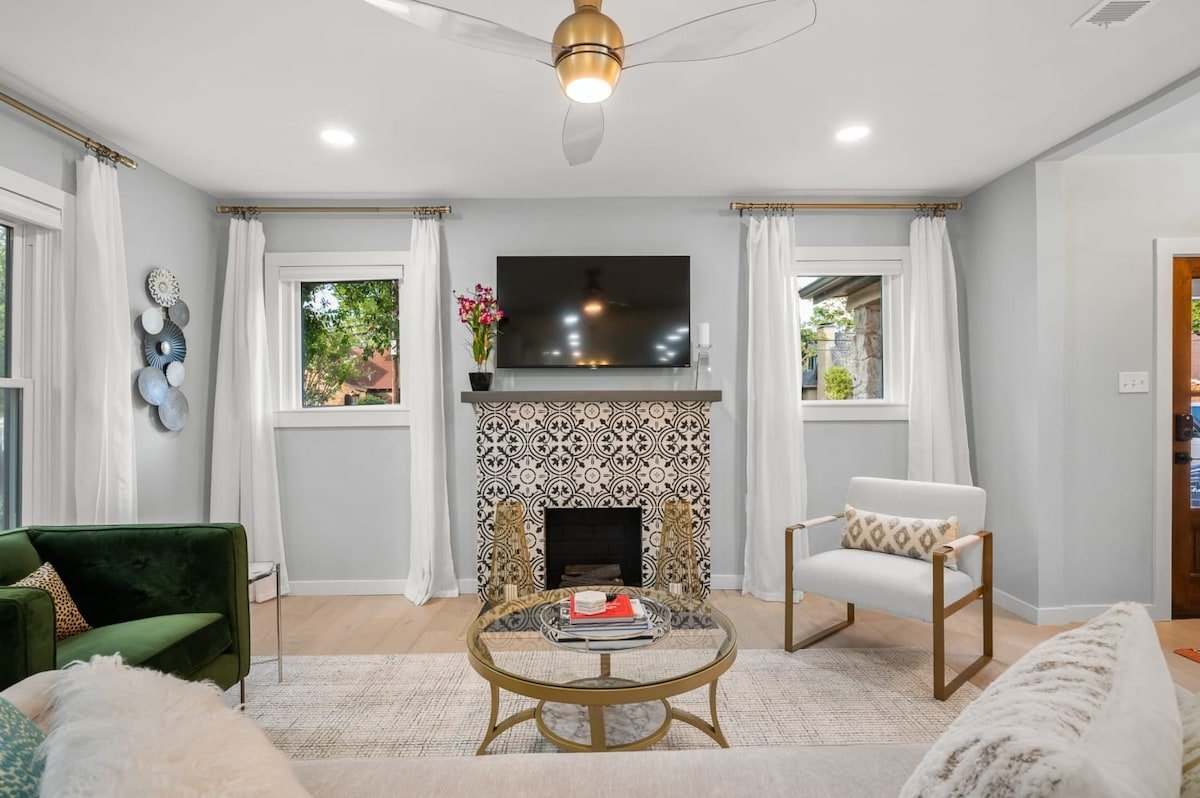 The Hansel-Modern 4 Bed, 3 Bath Bungalow, Hot Tub gallery image 5