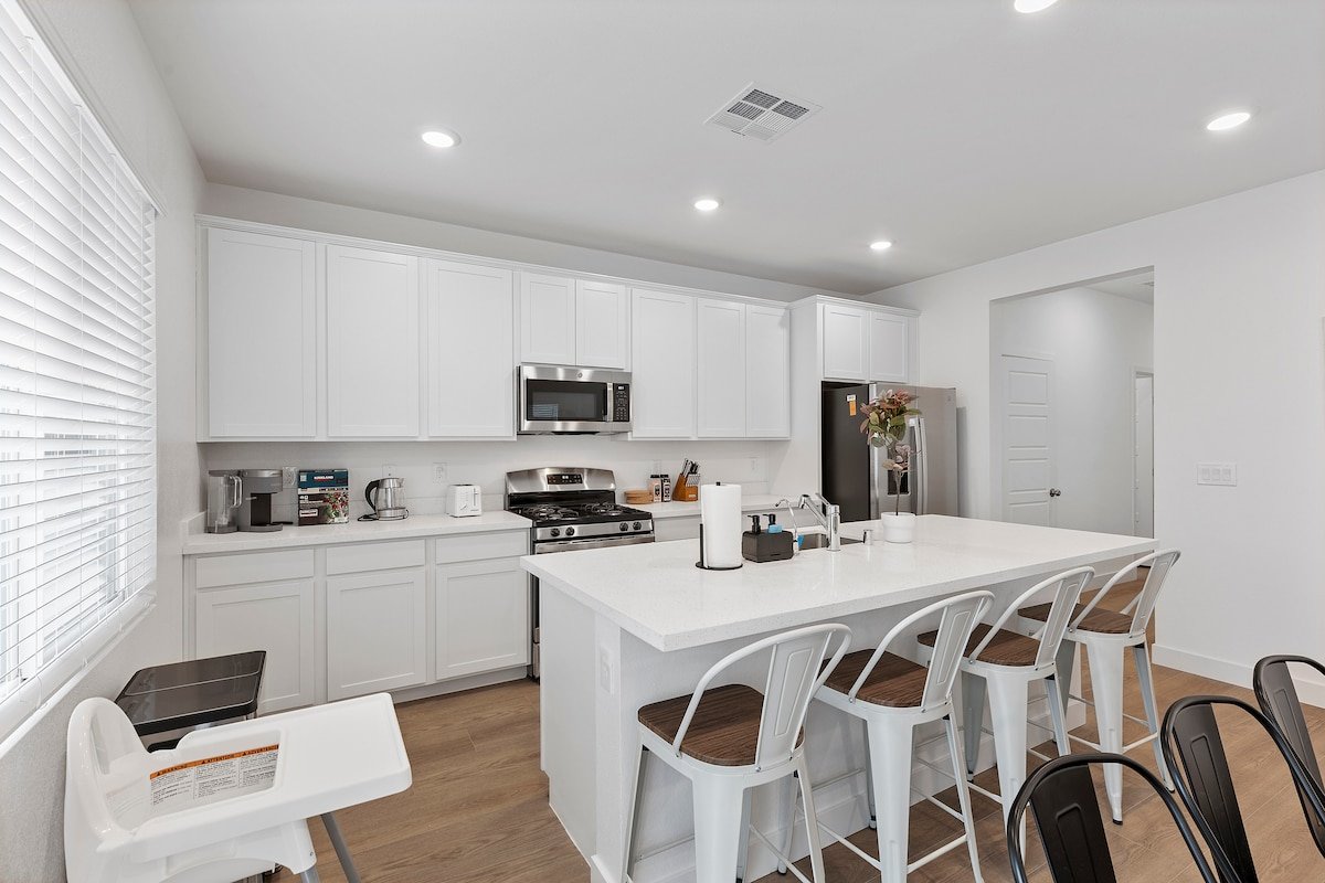 Holiday specials ｜Luxury Retreat: 5BR Home gallery image 3