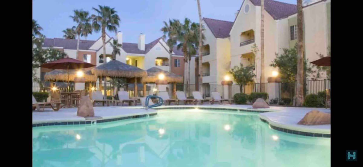 Spacious 2BR Close to Convention Center and Strip gallery image 2