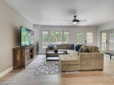 Beautiful Modern Home, Heart of Bayview Village