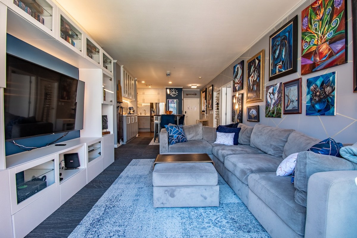 Artist’s Retreat in the Heart of Seattle! 2BR/2BA gallery image 2