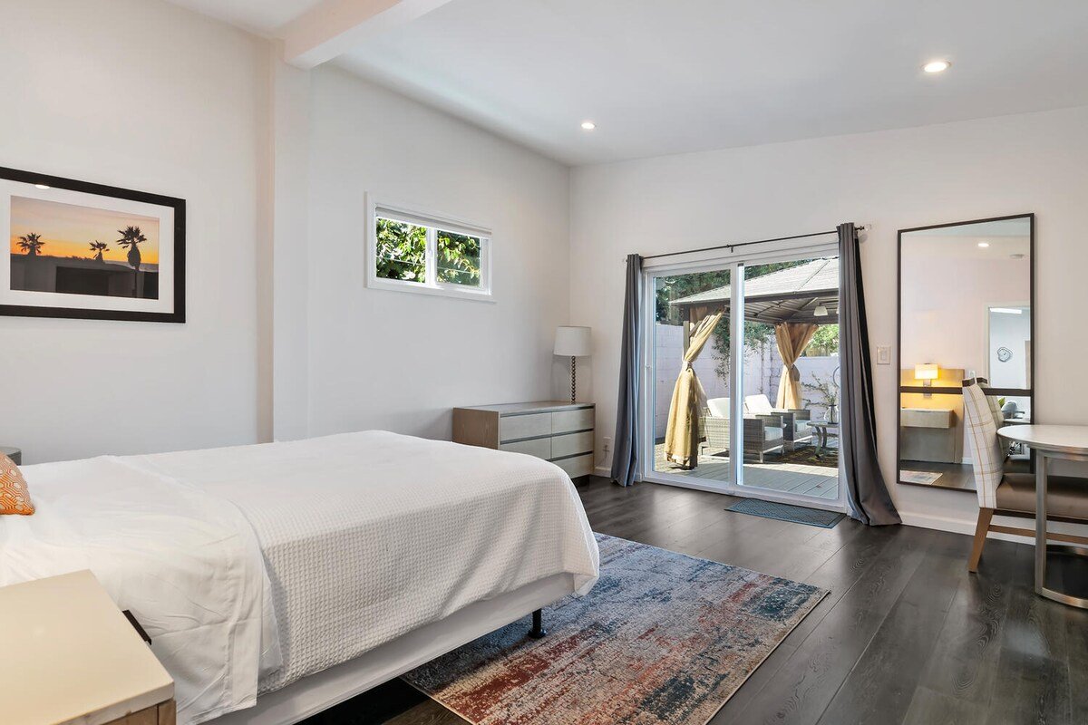 Lovely home with patio near Universal & Hollywood gallery image 3