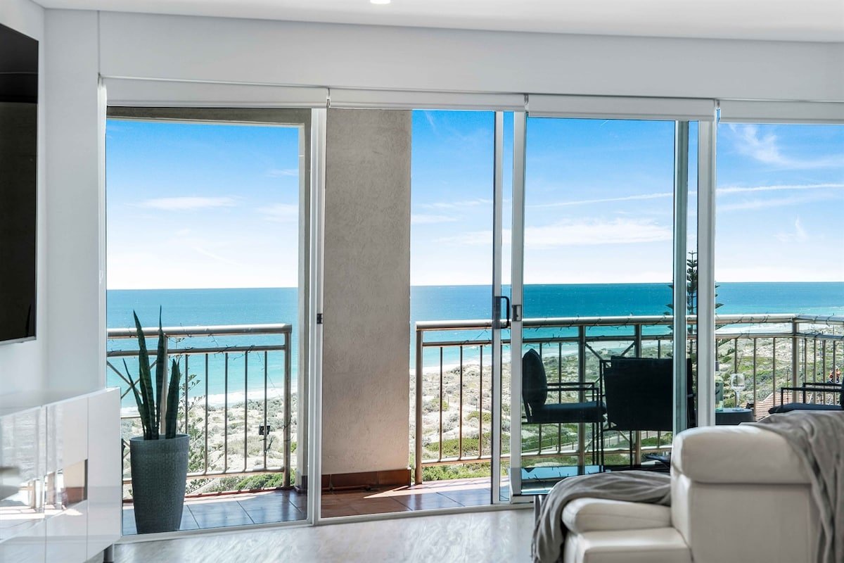 Seaviews and Sophistication! gallery image 2