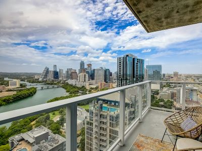 Corner Condo 2BR Lakeview Natiivo Austin 30th-flo