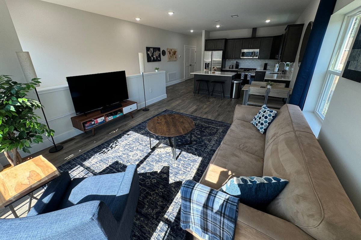 NEW 4BR/2.5 Bath Duplex w. Parking 10 min from EWR gallery image 4