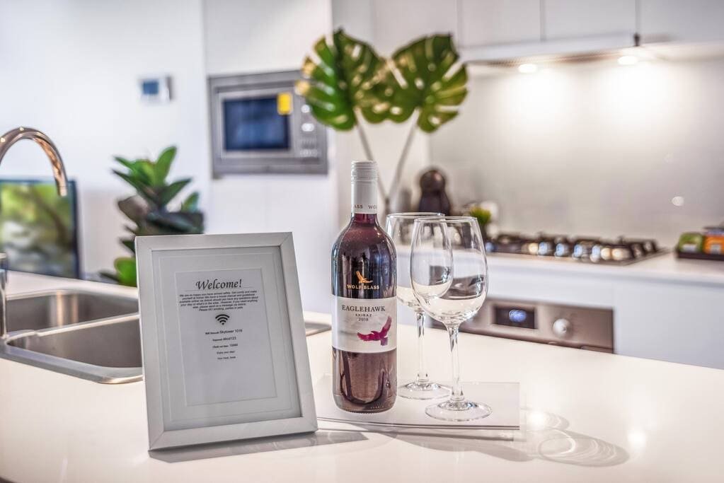 4BR Luxury Skytower |Views|CBD|Pool|Gym|Netflix gallery image 5