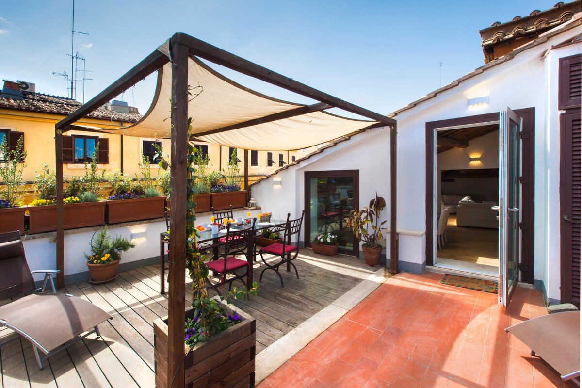 Piazza Navona 2BR, 2BA Penthouse-Beautiful Terrace gallery image 5
