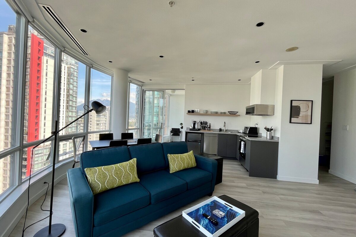 DT GEM! Central and Spacious Penthouse with Views gallery image 4