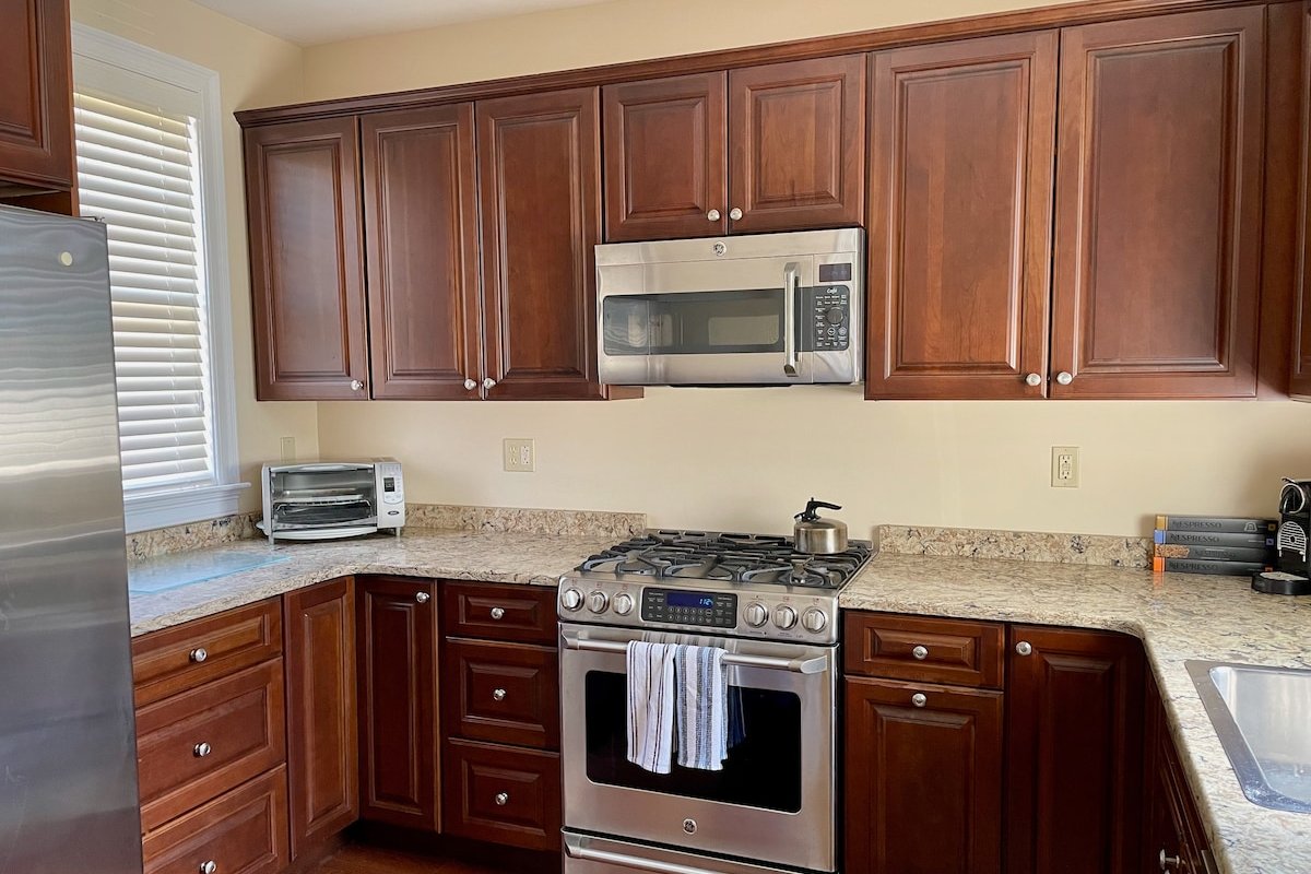 Modern Cottage in Downtown NPT-Walk to All gallery image 5