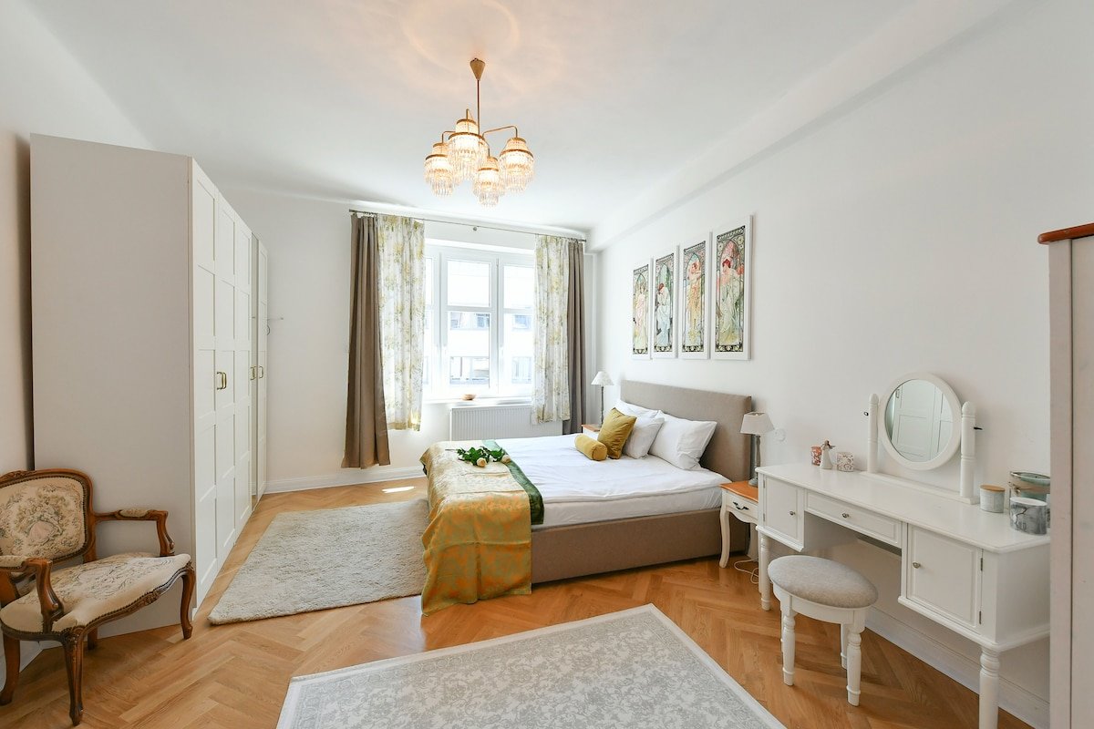 Luxury 3bedroom 2baths Apartment by OldTown Square gallery image 2