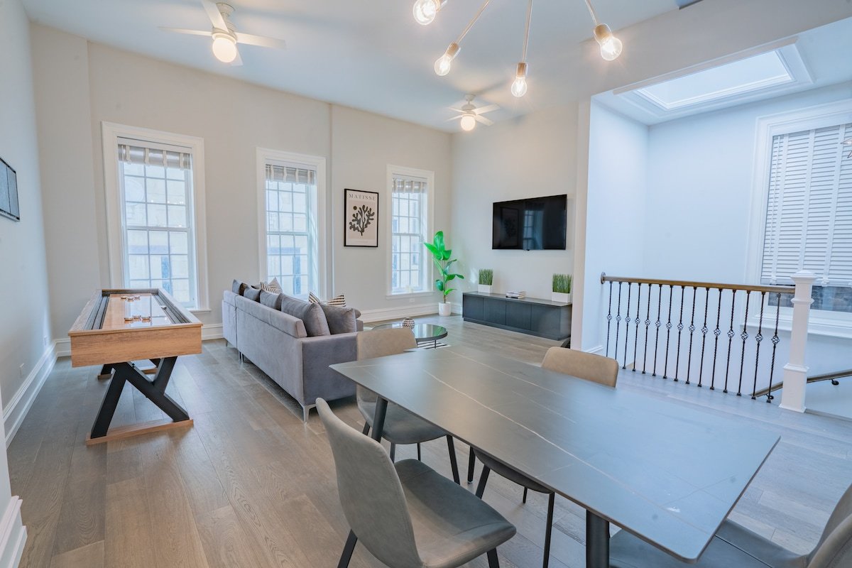 Pristine Gold Coast 3BD|2BA | Free Parking| Beach. gallery image 2