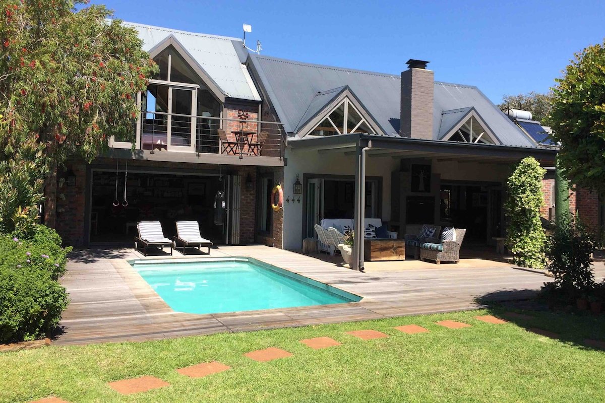 Spacious Family Home with 2 Cottages in Noordhoek gallery image 2