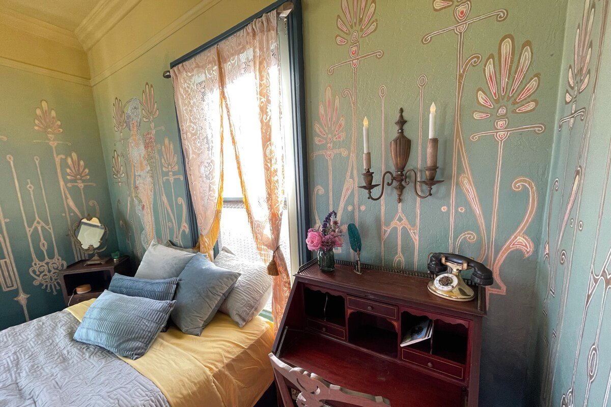 The Moonlight Manor – 5 bedroom themed hideaway gallery image 3