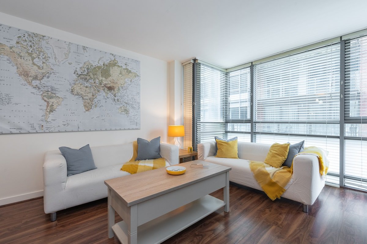 CENTRAL DUBLIN SMITHFIELD MARKET BEAUTIFUL APT 6. gallery image 2