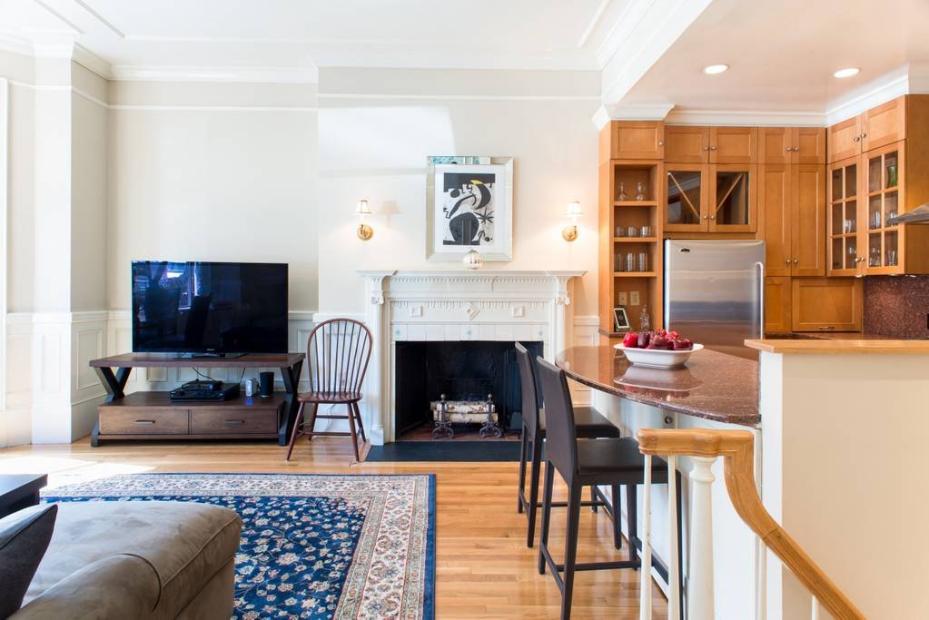 Large 2 BR|2 BA + Patio in Back Bay gallery image 4