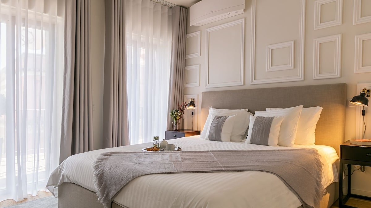 Central 2BDR Apartment with Balcony by LovelyStay gallery image 4