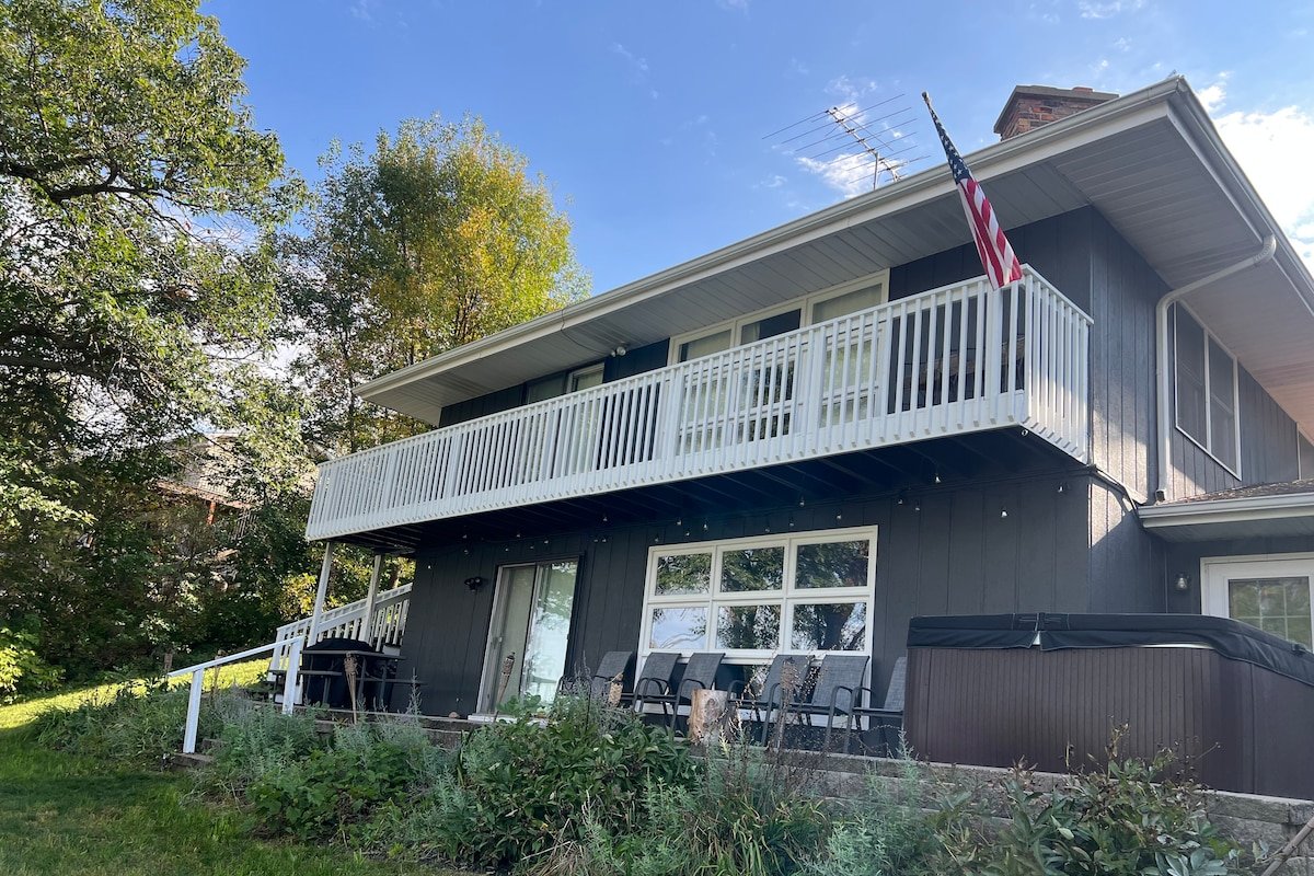 Lake cabin;hot tub, sandy beach, games, space, fun gallery image 5