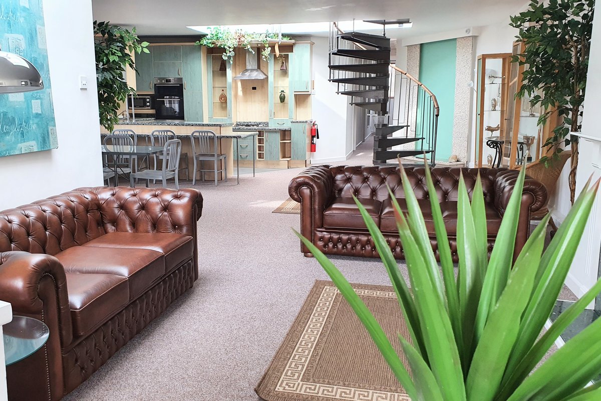 (7) Huge Penthouse Sleeps 13+1 in Centre. Parking