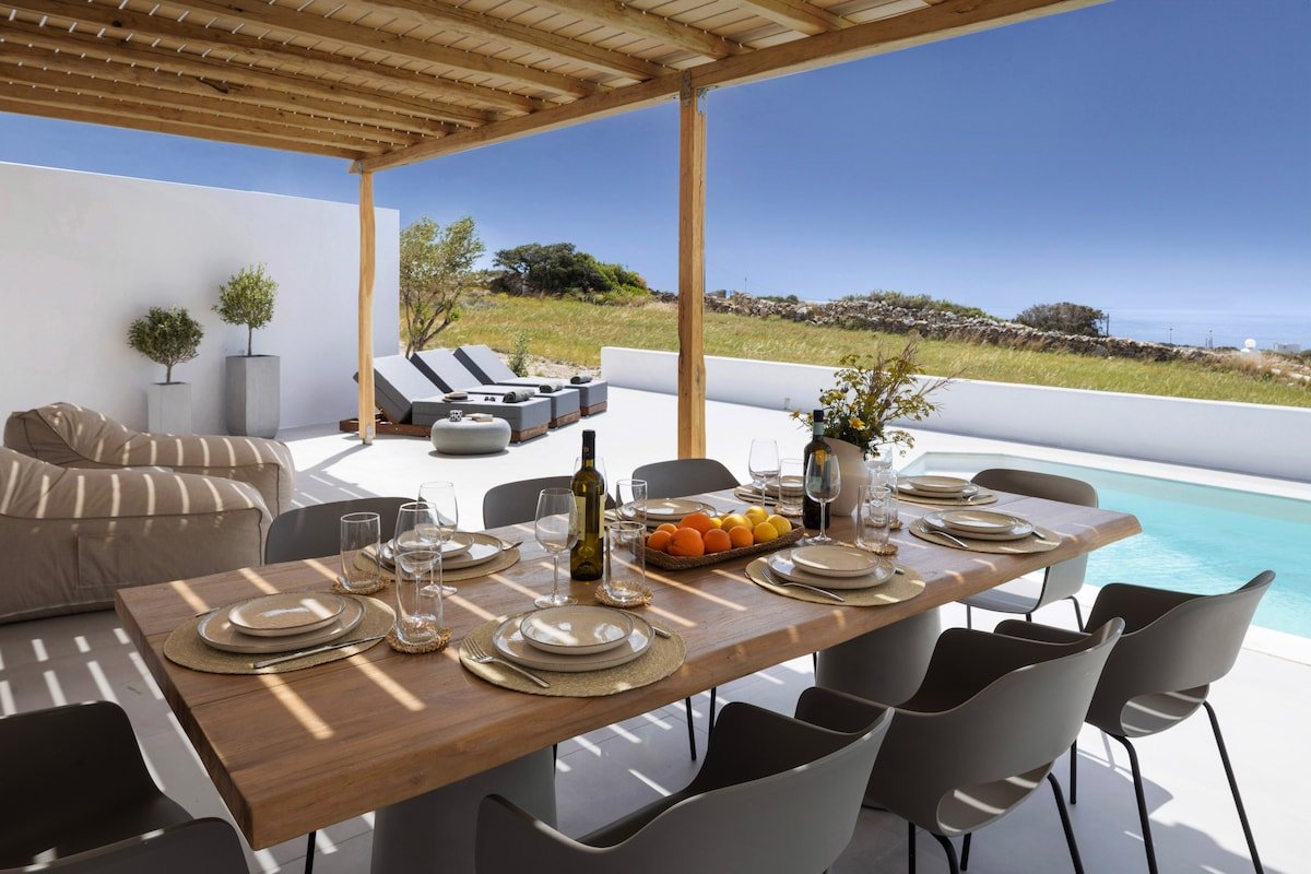 Poolside Panorama: Coastal Luxury & Vistas gallery image 4