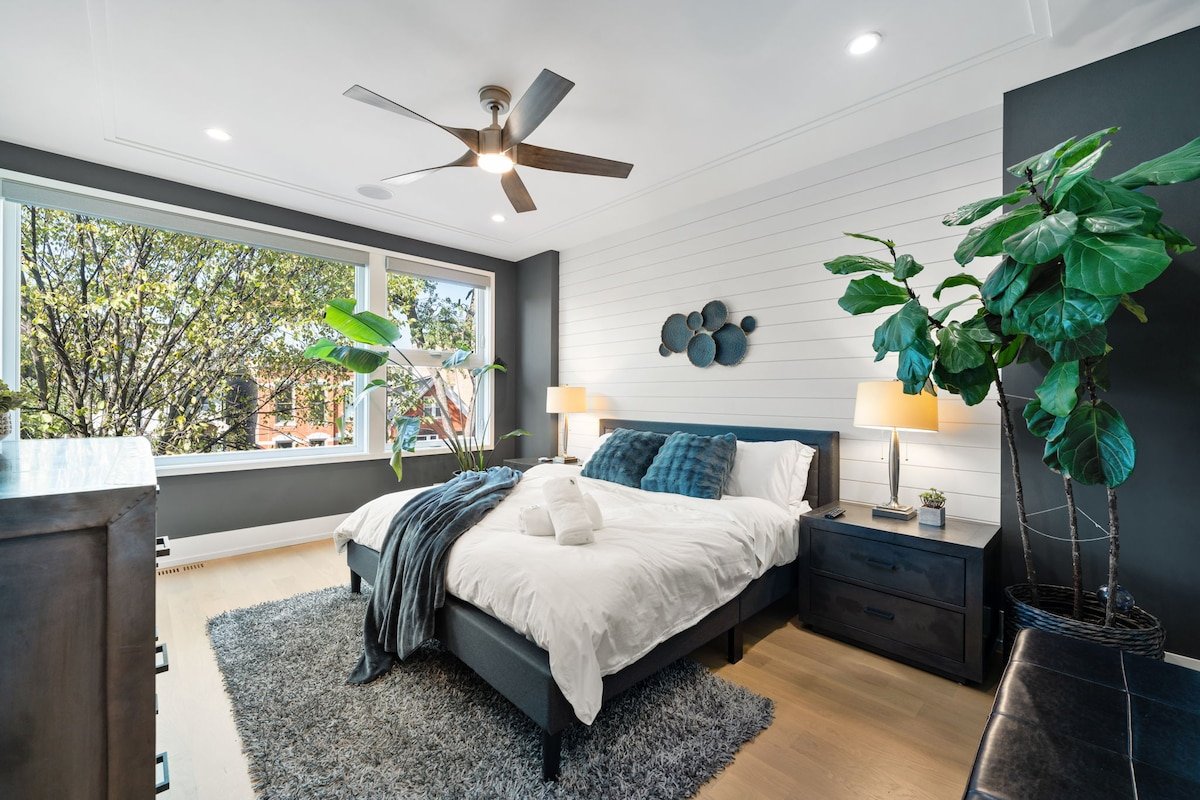 Designer Oasis – Sauna, Hot Tub, Patios, Game room gallery image 4