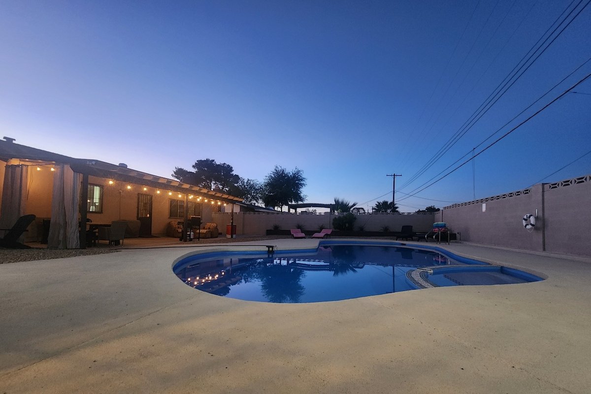 Gorgeous 5BR/3BA w/Pool and Casita near strip gallery image 2
