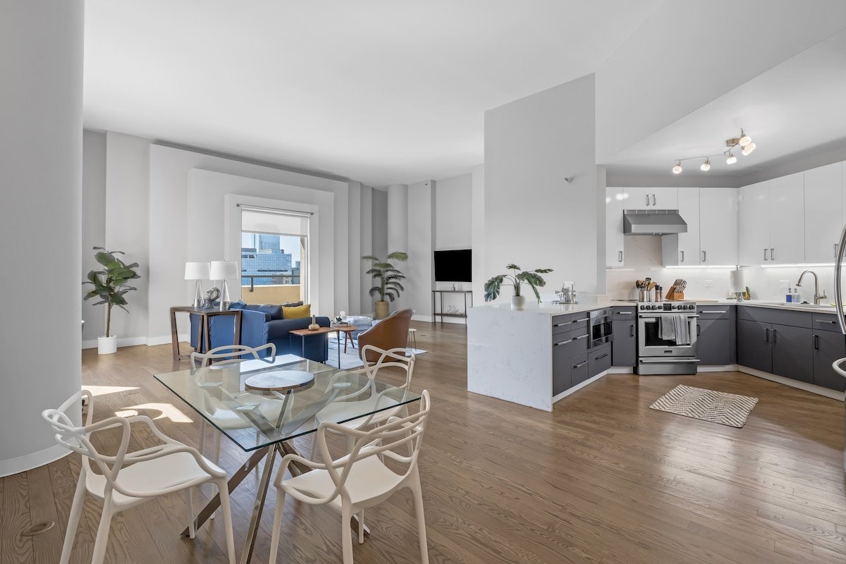 DTown Penthouse – 4bd/4ba (+Parking + Gym + Pool) gallery image 4