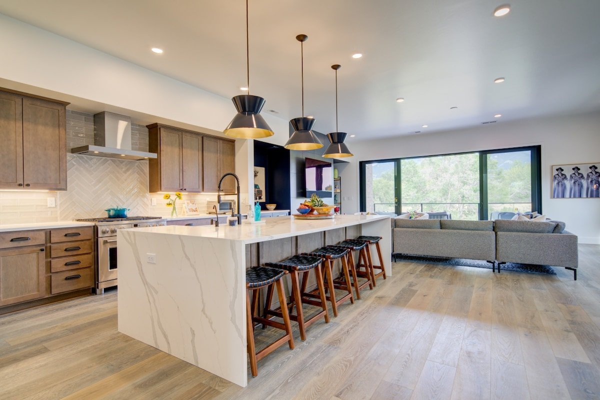 Modern 3Bdrm Stay | Mountain Views & Beach Access gallery image 3