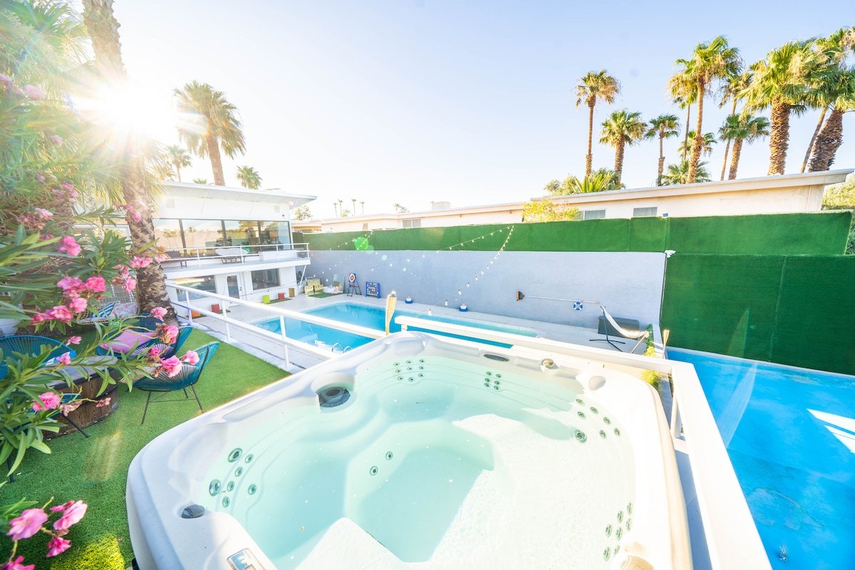 Mid Century LUX w/ Views, Pool, Spa, Gym, gameroom gallery image 4