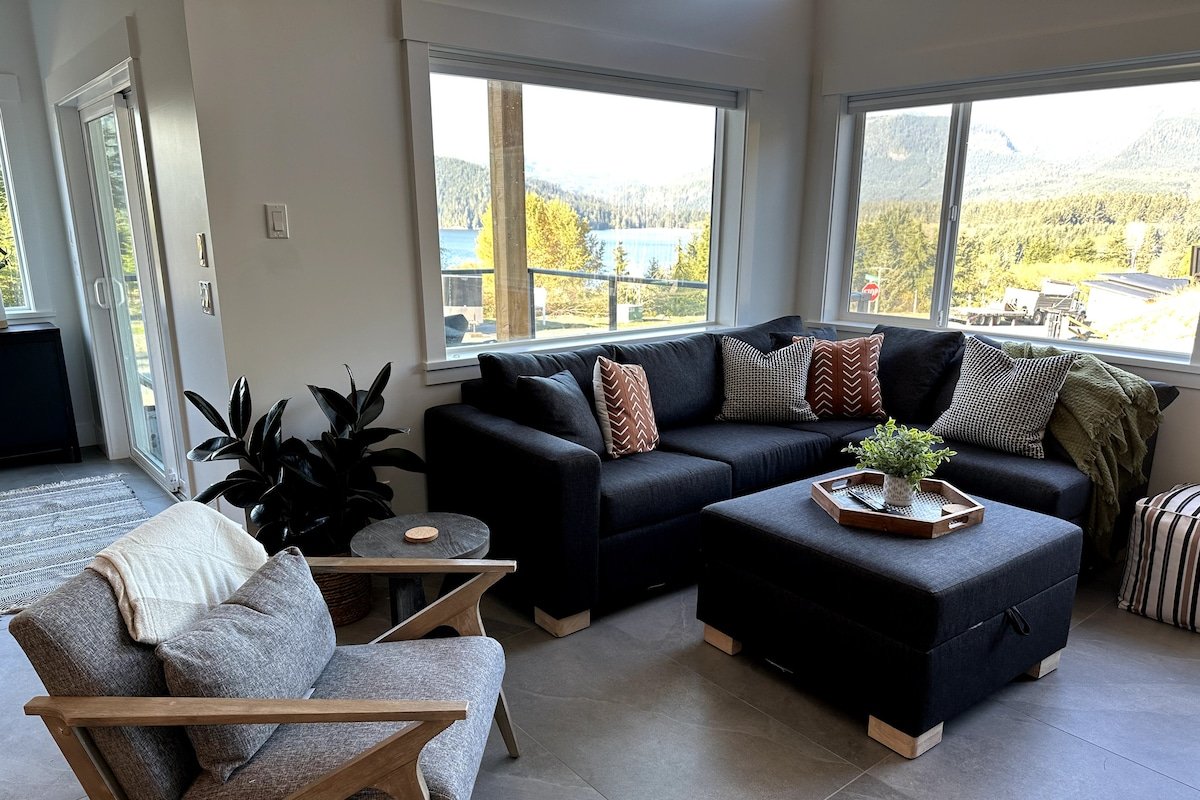 Beachview Retreats – Suite A + B w/ Hot tub & View gallery image 3