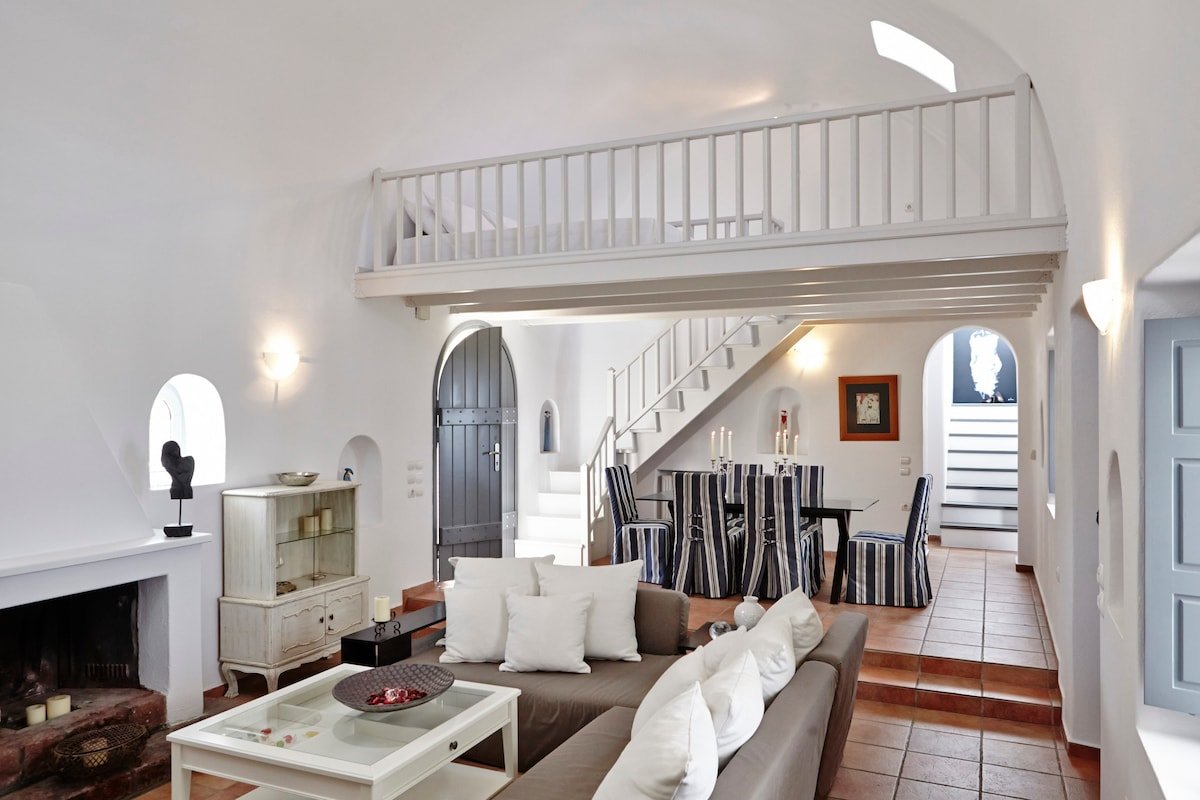 Aleria Santorini Villa gallery image 5